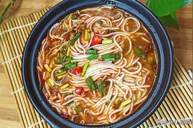 酸辣米粉简单家常做法，味道不比小吃店的差，酸辣过瘾，真解馋！图片