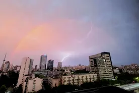 什么情况？杭州雨后落日、晚霞、彩虹、闪电同时出现，咋回事？图片