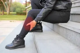 睡觉时突然腿抽筋，是缺钙了吗？错！可能是4个原因“搞事情”图片