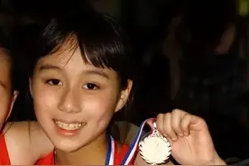 赌王最小女儿何超欣近照：过度修图被吐槽脸型奇怪，曾被夸颜值高图片