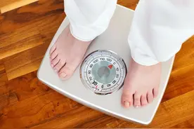 男生152-188cm标准体重对照表，若你达标，或不用减肥图片