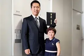 97年1.18米袖珍妈妈冒死产子，儿子14岁考上西安交大，如今怎样？图片