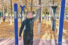 「高手在民间」74岁大爷单杠上转“大风车”，号称沈阳“民间李小双”图片