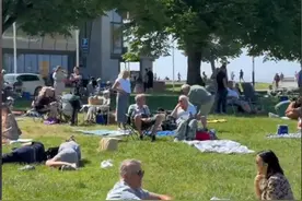 这啥神仙日子啊，挪威七八月被迫“全民放暑假”，但可苦了小孩哥图片