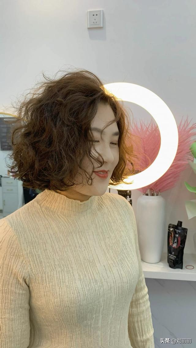 头发烫烫就是不一样,短发长发都好看,想换发型别放过