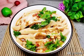 一碗面粉2碗水，拌一拌放锅里一蒸，再浇上酱汁，柔软劲道，真香图片