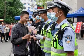南充高考生考试结束后向执勤民辅警送上10束鲜花图片