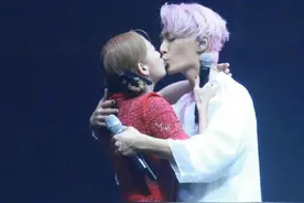 炎亚纶演唱会劲歌热舞，与鬼鬼相拥热吻，曾邀请鬼鬼一起生孩子图片