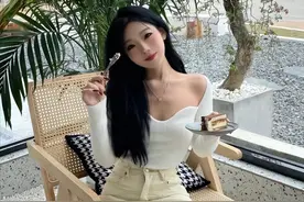 “无痕裤”到底显不显瘦？当它和直筒裤同框对比，你就知道答案了图片