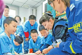 儿童义工团现场学急救图片