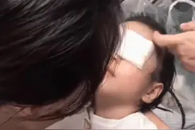 手机的危害你知道吗？小女孩因玩手机眼睛瞎了图片