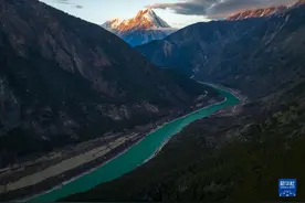 鸟瞰静谧大峡谷图片
