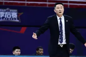 周鹏情绪失控，怒推丛明晨，广东半场24分，杨鸣战术完胜杜锋图片