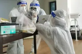 疫情里的大学校园：院长骑三轮车送饭，辣味零食成”硬通货“，上厕所要排号图片