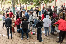 广州出现“相亲公园”，地上简历铺成一排，热闹如招聘会图片