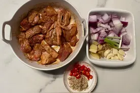 【绝品啫啫鸡煲】家常秘制，吃了回味无穷！图片