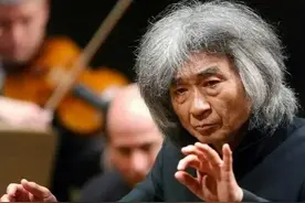 小泽征尔跪着听《二泉映月》？假的图片