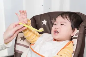 宝宝只喜欢喝奶不接受辅食该咋办？添加辅食受阻，记住这几大原则图片