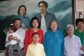 这是2012年，76岁的李敏在女儿孔东梅、女婿陈东升、外孙子、外图片