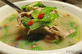 皮蛋肉片汤的这种做法，汤汁奶白味道鲜美，是冷天适合的一道汤菜图片