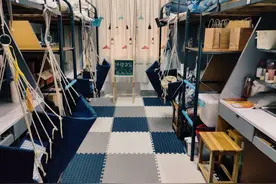 大学宿舍“接地府”装修走红，查寝老师不敢进，胆小的学生绕道走图片