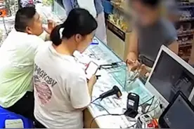 老板帮女子换钱却被要求支付手续费，老板：我是好心帮忙，不该承担手续费，旁边的阿姨都看不过去了图片