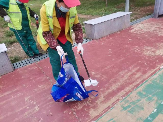 东湖新技术开发区豹澥街分类专班黄金堂社区开展清洁家园活动