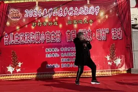 笑麻了，62岁山东枣庄大娘“村”晚献唱走红，笑死在网友评论区里图片