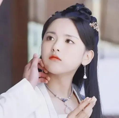 火箭少女现状各异,杨超越当老板,孟美岐在争议中求翻身