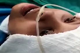 印度女子边唱歌边接受剖腹产手术，一脸轻松生下女儿图片