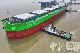 江苏南通：国内首制新型79900DWT散货船出海试航图片