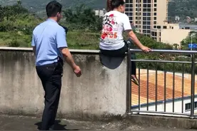惊心！闽侯一女子登6楼天台欲轻生，关键时刻他来了图片