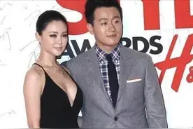 关悦穿黑色连衣裙性感妩媚，与佟大为同屏撒狗粮，郎才女貌真般配图片