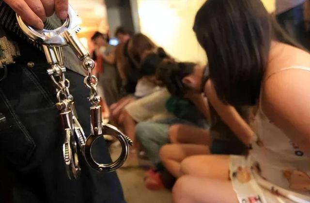 卖淫新高度！“车顶放水”甘拜下风，新模式“外卖媛”日入过万！