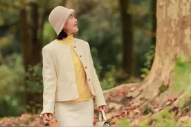 中年女士9个拍照姿势，简单好看，拍照自然有气质图片