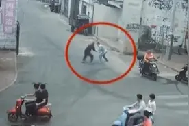 老板克扣员工150元，被当街连捅6刀，员工：他不吭声以为没捅着！图片