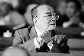 1997年，90岁的杨尚昆回乡探亲：今天有没有学校的校长来座谈啊？图片