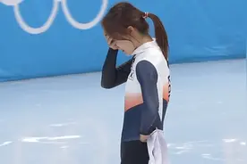 韩国选手拉人失败摘银痛哭，第1第3相拥，遭王濛吐槽：就会扒拉人图片