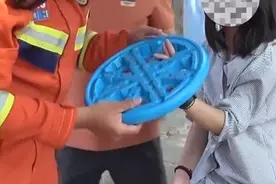 安徽宣城 一女生将三根手指都塞进板凳一个孔洞中被卡，无奈报警求助图片