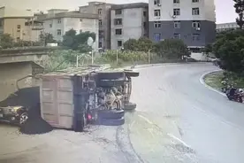 货车侧翻，母子被洒落沥青烫伤身亡，涉事车辆超载25倍，运输公司多次上“黑榜”图片