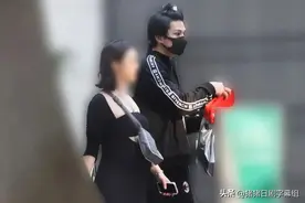被目击到散步约会，孕肚已明显！图片