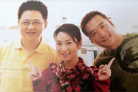 主持人金炜被叫了23年“眼镜哥哥”，当年曾和王志文是好兄弟图片