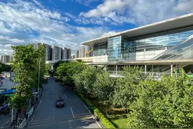 广州相对“偏僻”的地铁站，旁边景色很美，站台不在地下却在三楼图片