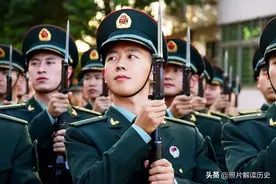 在军队当中，已经成功当上士官的人，未来有没有机会升为军官呢？图片