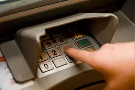 去银行取钱，这6个常识要牢记，尤其是中老年人，要注意了图片