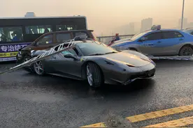 长沙福元路大桥一法拉利与五菱宏光相撞 初步定损30万图片