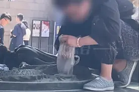 静安寺一幕惹众人嫌，男子蹲在香炉下用袋子装硬币，景区回应图片