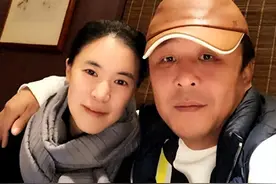 乒乓传奇王楠，与丈夫郭斌共同参加舞会，儿女双全幸福一家人图片