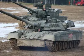 反应装甲成了助燃剂？乌军无人机投放40MM榴弹，摧毁一辆俄军坦克图片