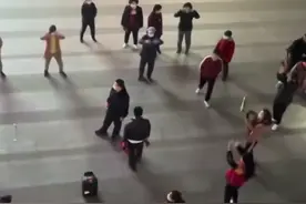 山东城管遇上广场舞大妈，竟被狠狠压制，唯有魔法能战胜魔法图片